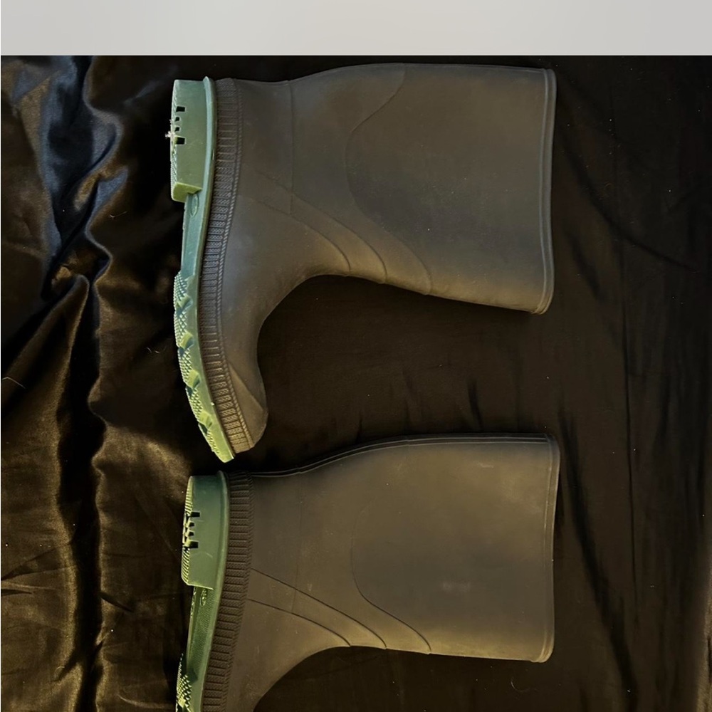 Elegant Black and Green Women's Winter Boots
